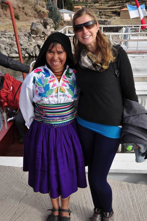 Despedindo-se da filha do dono de nossa hospedaria na ilha de Amantani, no lago Titicaca, no Peru
